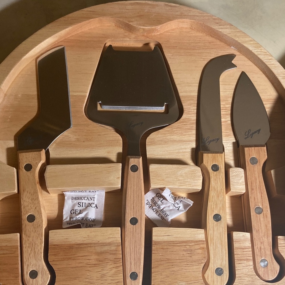 Circo Legacy Cheese Board Set with 4 cheese tools/slicers.